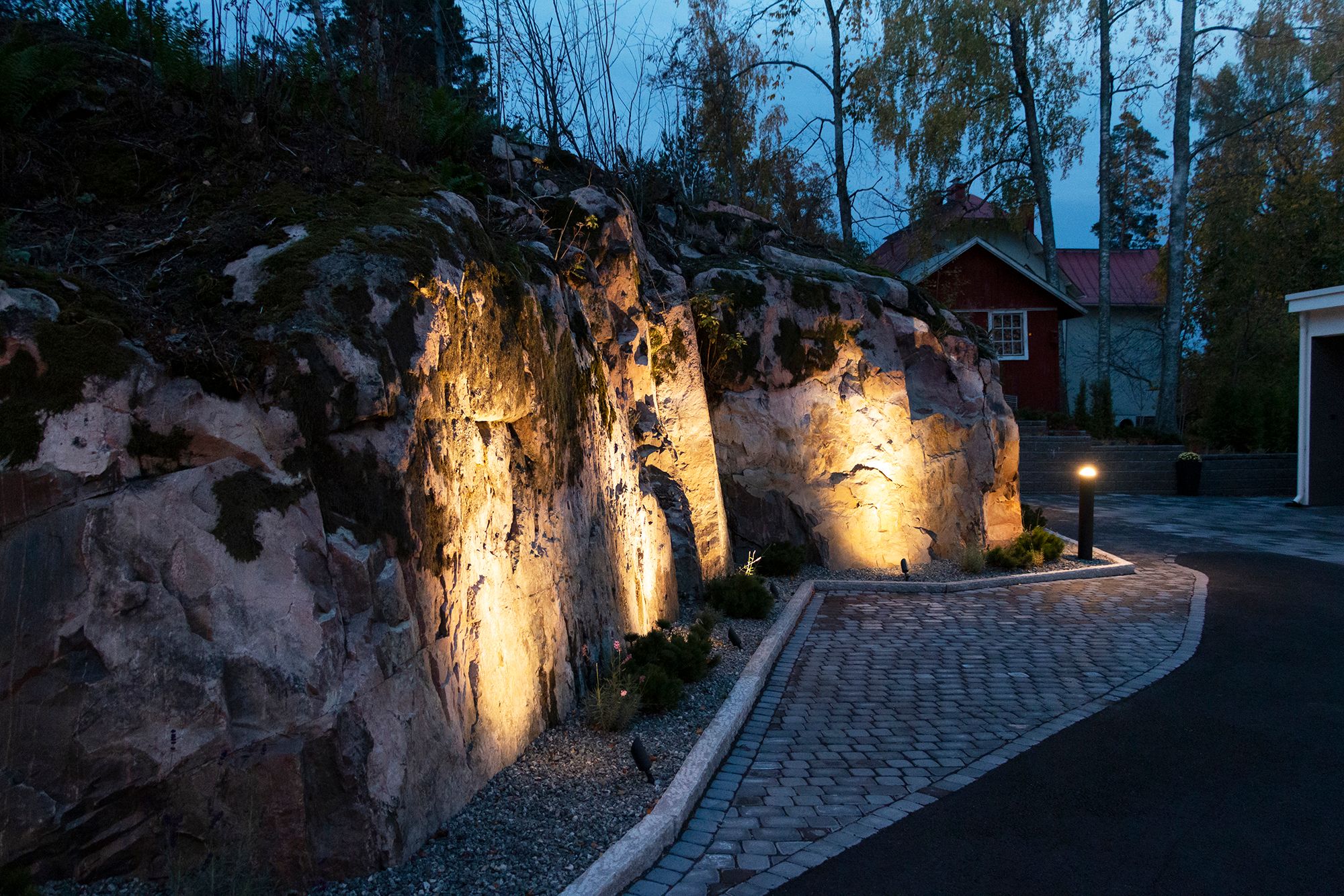 The rock is illuminated and accentuated with directional SPIKE earth spikes. Ledstore.fi
